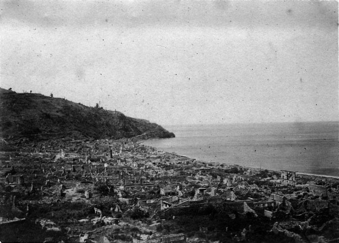 Saint-Pierre. Vue générale de la ville après l'éruption du 08 mai 1902