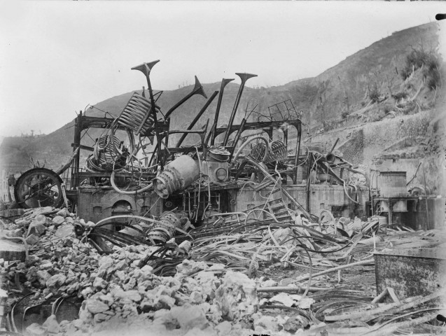 Saint-Pierre. Amas de débris après l'éruption du 08 mai 1902