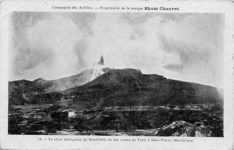 Martinique. Saint-Pierre. Le cône d'éruption du Mont-Pelé vu des ruines du Fort