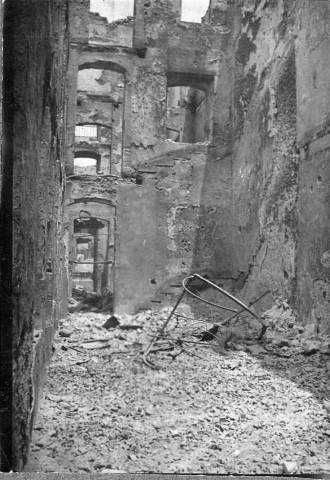 Saint-Pierre. Bâtiments en ruines après l'éruption du 08 mai 1902