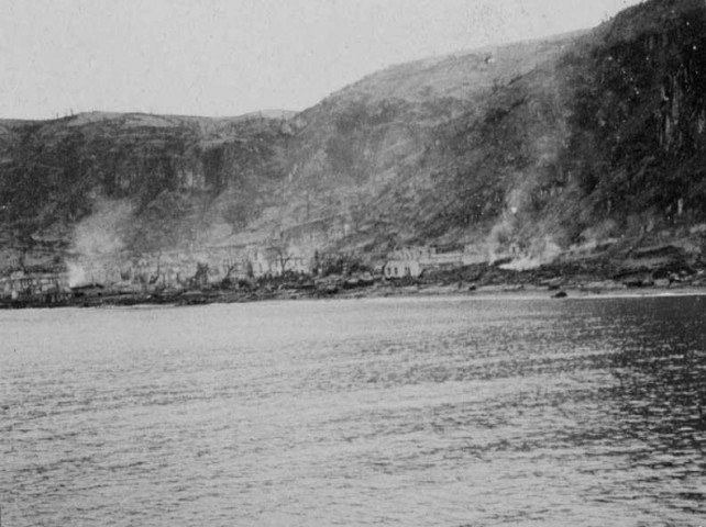 Saint-Pierre. Vue de la ville après l'éruption du 08 mai 1902. Vue prise de la mer
