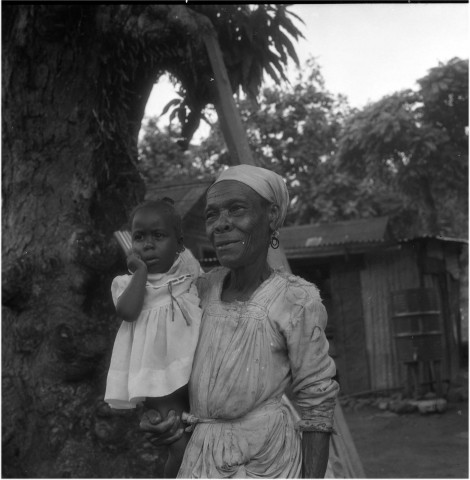 Le Robert. milieu rural : portrait d'une femme et d'un enfant ; architecture domestique traditionnelle en revêtement de tôle et de bois
