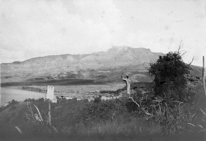 Saint-Pierre. Vue générale de la Montagne Pelée et de la ville après l'éruption du 08 mai 1902