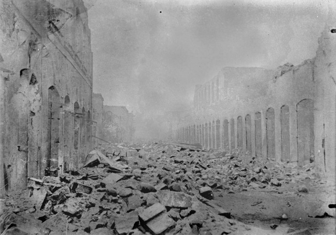 Saint-Pierre. La rue Victor Hugo après l'éruption du 08 mai 1902