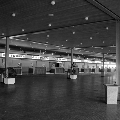 Le Lamentin. Aéroport de la Martinique comptoirs et décoration intérieure, et éléments architecturaux extérieurs