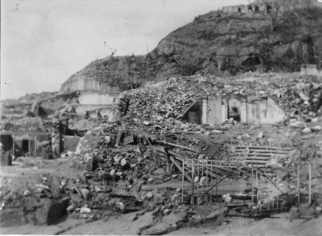 Saint-Pierre. Entrée du théâtre après l'éruption du 8 mai 1902
