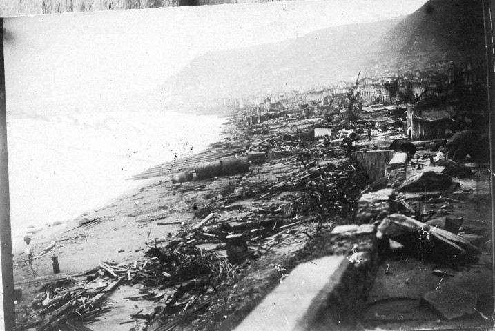 Saint-Pierre. Le bord de mer photographié le 15 juillet 1902