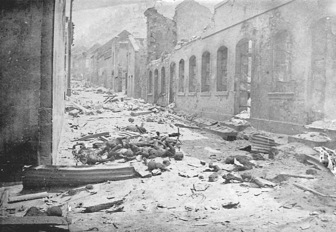 Saint-Pierre. Rue Victor Hugo jonchée de cadavres après l'éruption du 08 mai 1902