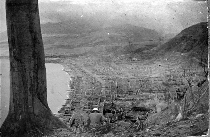 Saint-Pierre. Vue générale de la ville après l'éruption du 08 mai 1902