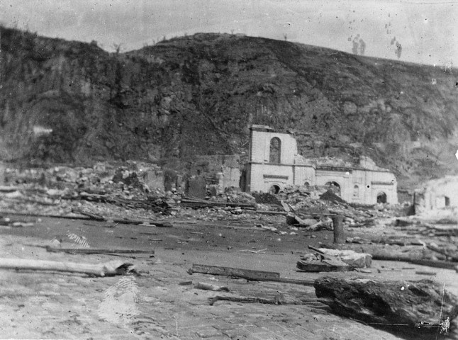Saint-Pierre. Bord de mer et façade de la cathédrale après l'éruption du 8 mai 1902