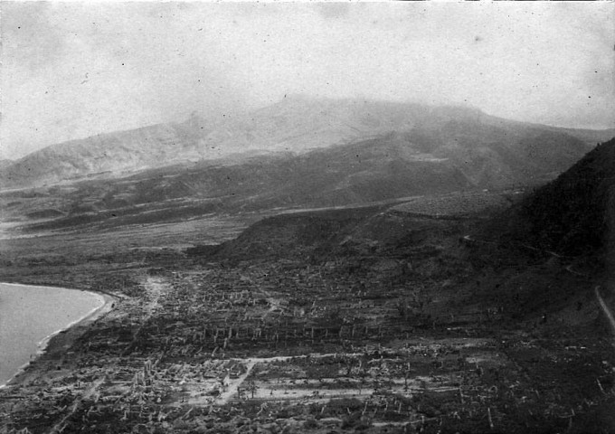 Saint-Pierre. Vue générale de la ville après l'éruption après l'éruption du 08 mai 1902