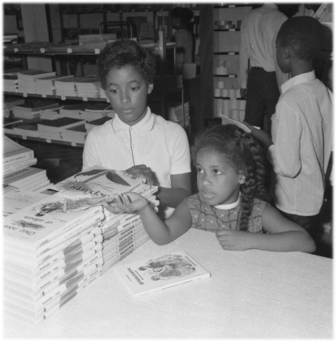 Scène de vie quotidienne. achats de livres scolaires par des enfants