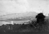 Saint-Pierre. Vue générale de la Montagne Pelée et de la ville après l'éruption du 08 mai 1902