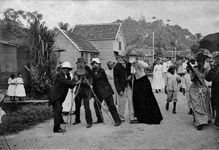 Fort-de-France. Scène de carnaval. Petit groupe de personnes simulant une prise photographique