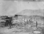 Saint-Pierre. Bâtiments en ruines et arbres ravagés après l'éruption du 08 mai 1902