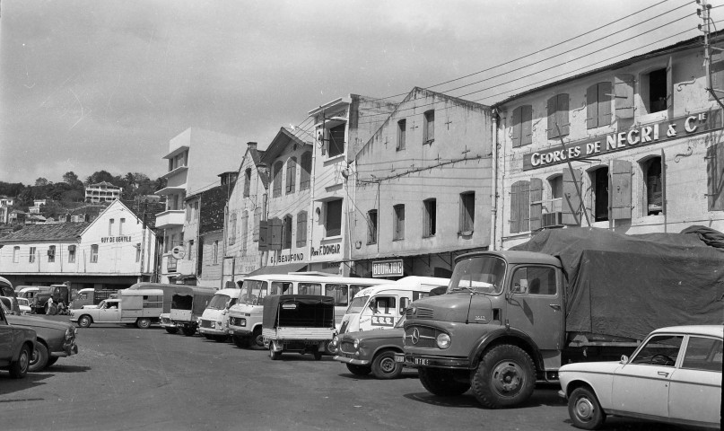 Fort-de-France, centre-ville. Commerces et rues sur le front de mer