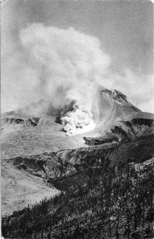 Mont Pelé. Petite éruption vue du poste