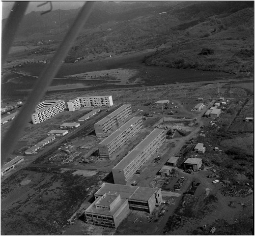 Fort-de-France (Volga, Cimenterie), le Lamentin (la Lézarde). Technique photographique : vue aérienne sur les paysages agricoles et quartiers de logements collectifs