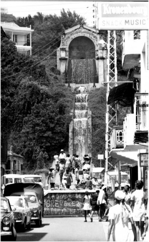 Fort-de-France, centre-ville. les marchés et les commerces foyalais ; scènes de la vie quotidienne