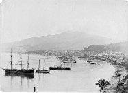 Saint-Pierre. Vue générale de la baie, de la ville et de la montagne Pelée