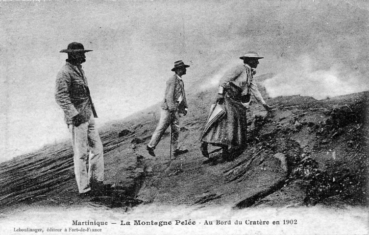 Martinique. La montagne Pelée. Au bord du cratère en 1902