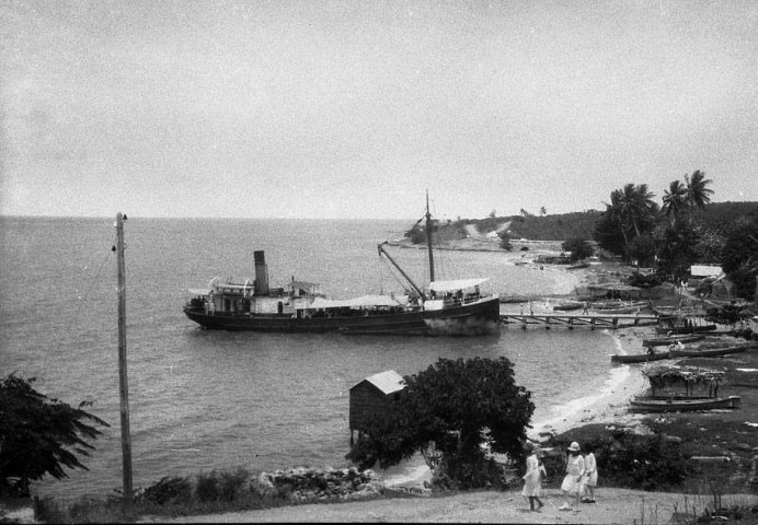 Sainte-Luce. Bateau reliant à Fort-de-France les communes de la côte occidentale et du Sud