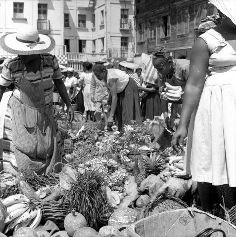 Fort-de-France, centre-ville. les marchés foyalais : le Marché aux légumes à ciel ouvert, marchandes de légumes locaux et de confiseries