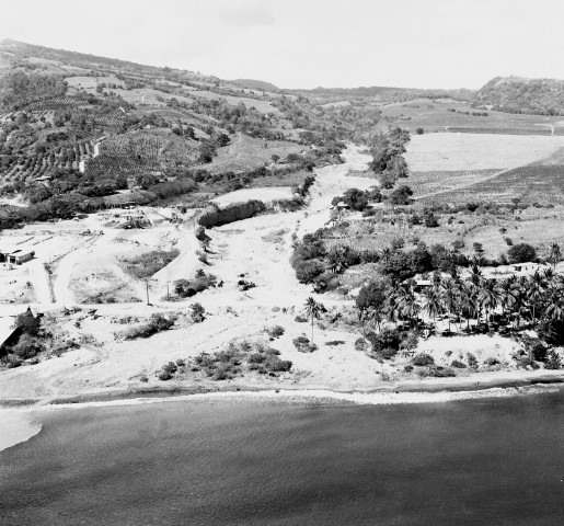 Basse-Pointe (Capot), Fort-de-France (Cimenterie), Grand'Rivière, le Lamentin (la Lézarde), Rivière-Pilote ; Saint-Pierre (Pécoul), Sainte-Marie (Saint-James). Technique photographique : vue aérienne sur l'état des lieux de l'hydrographie martiniquaise commande de la Direction départementale de l'Equipement (DDE)