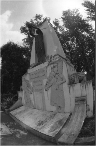 Fort-de-France, centre-ville. scènes de la vie quotidienne dans les rues foyalaises ; monuments commémoratifs de la ville : statue de Joséphine de Beauharnais, monument aux morts