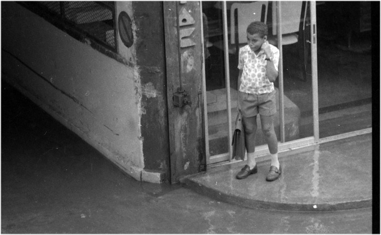 Fort-de-France, inondations. centre-ville inondée ; des passants traversant les rues inondées