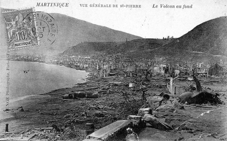 Martinique. Vue générale de Saint-Pierre. Le volcan au fond