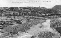 Saint-Pierre après la catastrophe du 8 mai. La Roxelane, vue du pont de pierre