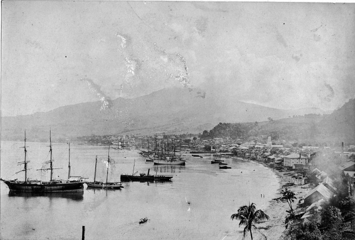 Saint-Pierre. Vue générale de la baie, de la ville et de la montagne Pelée