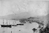 Saint-Pierre. Vue générale de la baie, de la ville et de la montagne Pelée