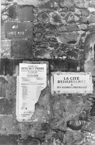 Saint-Pierre. Rue Sainte-Rose. Ruines du lycée : plaque commémorative aux disparus
