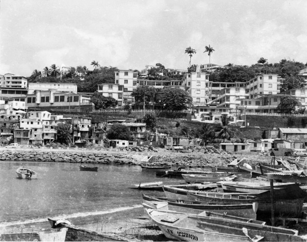 Fort-de-France. Vue du canal Levassor et du lycée Schoelcher