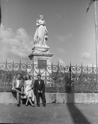 Fort-de-France, la Savane. Promenade touristique près des monuments du centre-ville (Statue de Joséphine de Beauharnais, Cathédrale Saint-Louis)