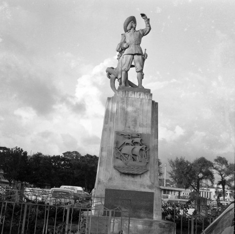 Fort-de-France, centre-ville, La Savane. scènes de la vie quotidienne ; monuments commémoratifs de la ville : statue de Pierre Belain d'Esnambuc, Arbre du Voyageur