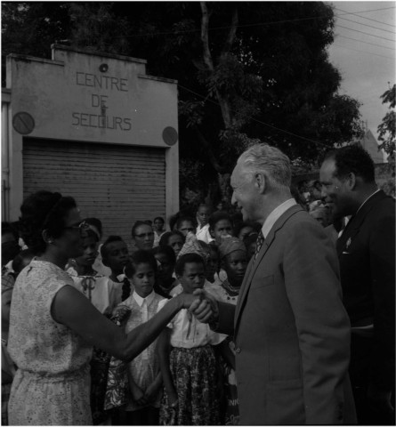 Voyage officiel de Pierre Messmer, premier ministre : visite au Conseil général, à Sainte-Marie, au François ; inauguration de la nouvelle aérogare du Lamentin ; inauguration de la raffinerie de pétrole de la SARA (quartier Californie)