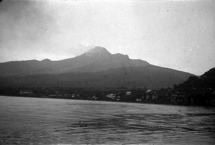 Saint-Pierre. Vu de la Montagne Pelée et de la ville