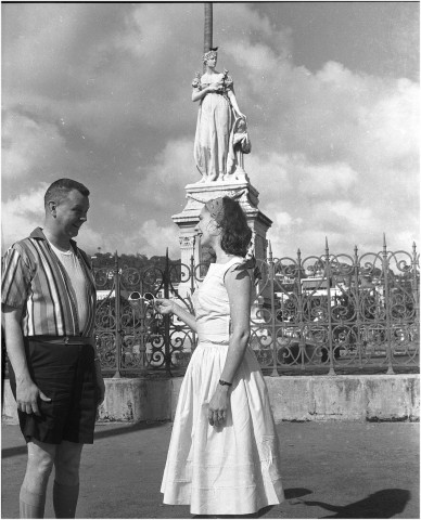 Fort-de-France, la Savane. Promenade touristique près des monuments du centre-ville (Statue de Joséphine de Beauharnais, Cathédrale Saint-Louis)