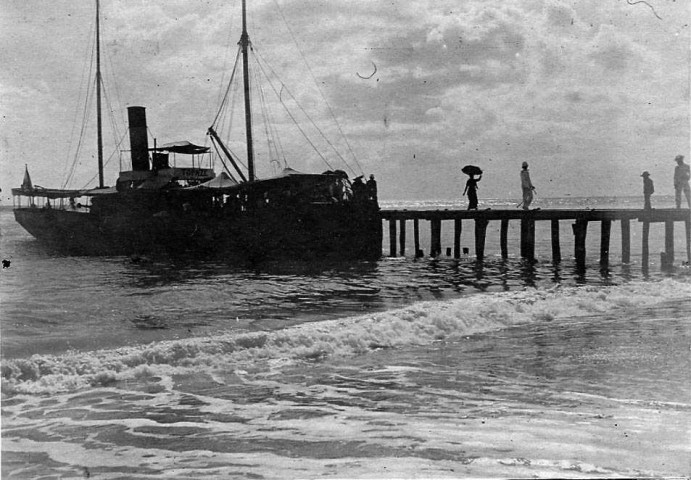 Fort-de-France. Bateau le Topaze à quai débarquant des passagers