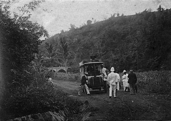 Fort-de-France et ses environs. Taxi pays immobilisé sur le bord d'une route