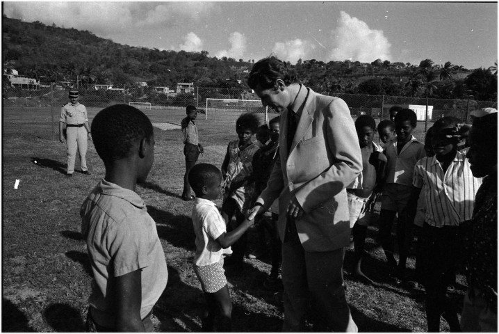 Fort-de-France, centre-ville. Visite officielle, Olivier Stirn, secrétaire d'Etat aux DOM-TOM ; visite de la population et des activités économiques de l'île