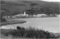 Trinité. scène de vie quotidienne : logement au milieu rural (case traditionnelle en bois), enfants et parents ; vue sur le littoral : baie