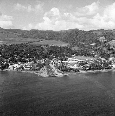 Basse-Pointe (Capot), Fort-de-France (Cimenterie), Grand'Rivière, le Lamentin (la Lézarde), Rivière-Pilote ; Saint-Pierre (Pécoul), Sainte-Marie (Saint-James). Technique photographique : vue aérienne sur l'état des lieux de l'hydrographie martiniquaise commande de la Direction départementale de l'Equipement (DDE)