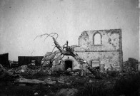 Saint-Pierre. Façade d'un bâtiment en ruines après l'éruption du 08 mai 1902