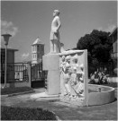 Schoelcher, bourg. Statue commémorative à la mémoire de Victor Schoelcher et de l'abolition de l'esclavage ; paysages urbain et balnéaire