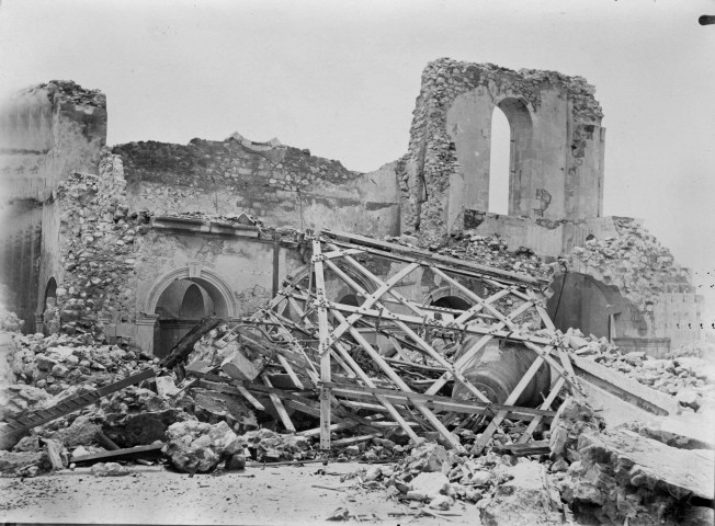 Saint-Pierre. Façade de la cathédrale après l'éruption du 08 mai 1902