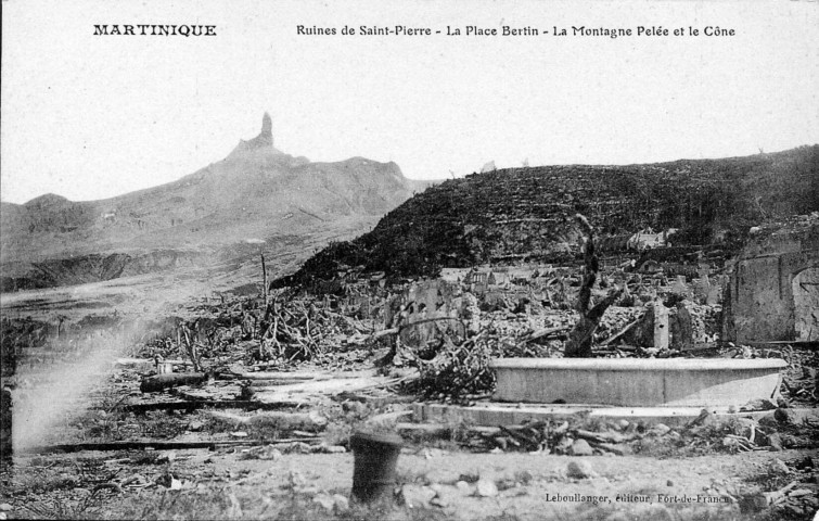 Martinique. Ruines de Saint-Pierre. La place Bertin. La montagne Pelée et le cône